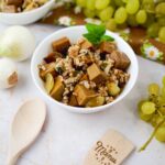 seitan con farro nella ciottola e uva
