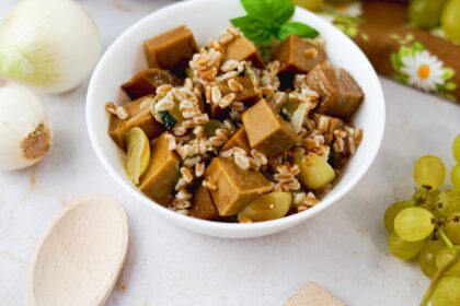 seitan con farro nella ciottola e uva