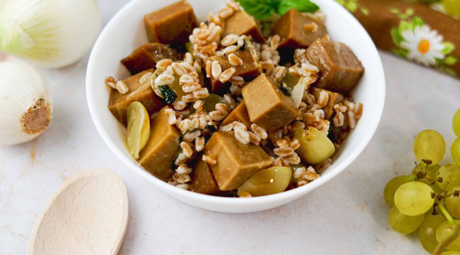 seitan con farro nella ciottola e uva