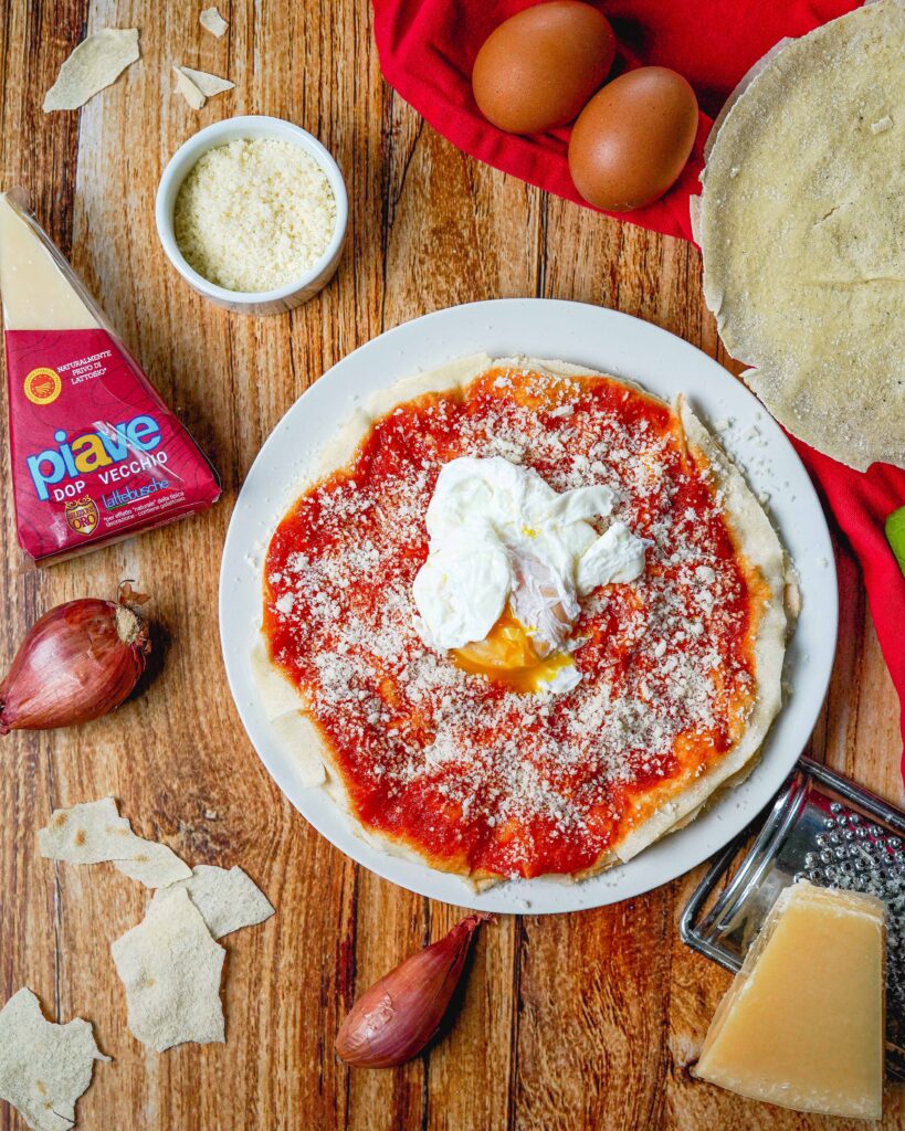 pane frattau con pezzo di formaggio grattuggiato