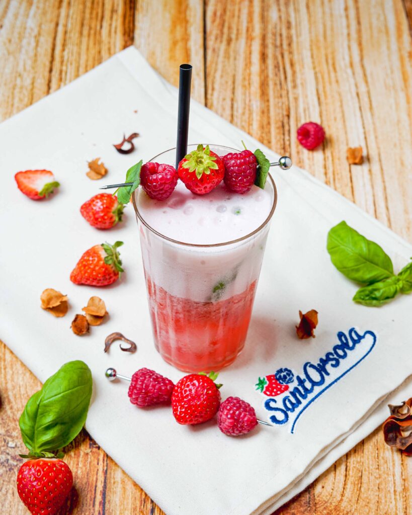 cocktail analcolico sul tavolo con fragole e lamponi