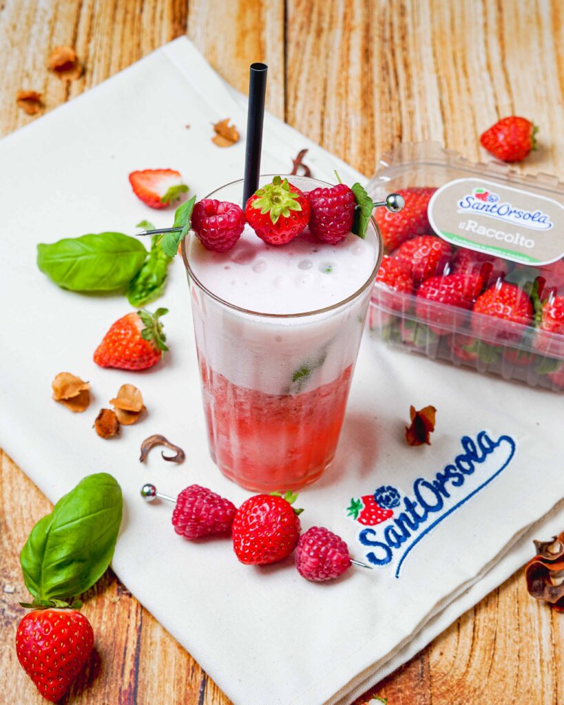 cocktail analcolico sul tavolo con fragole e lamponi