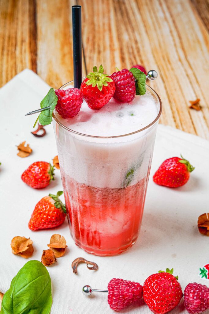 cocktail analcolico sul tavolo con fragole e lamponi