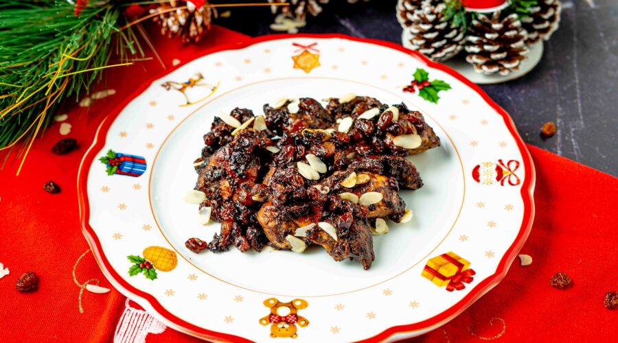 pollo nel piatto natalizio con strofinaccio roddo natalizio
