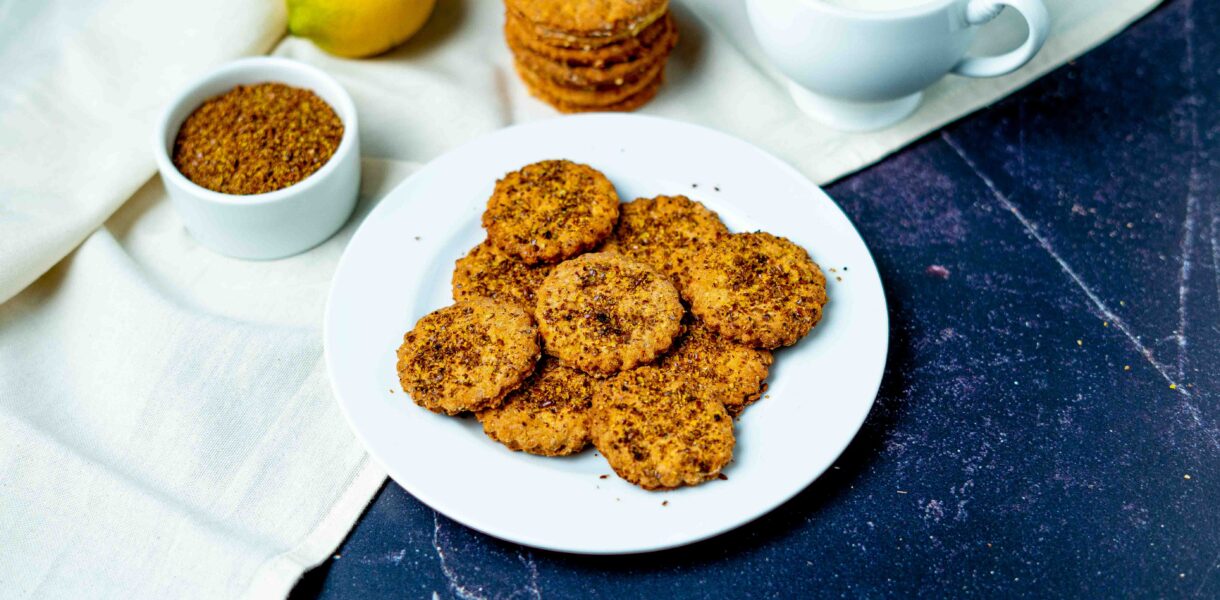 piatto con biscotti bacche di goji e semi di lino