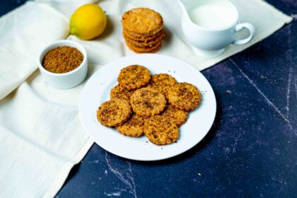 piatto con biscotti bacche di goji e semi di lino