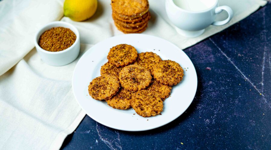 piatto con biscotti bacche di goji e semi di lino