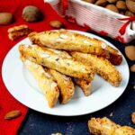 biscotti dl prato sul piatto mandorle sul tavolo