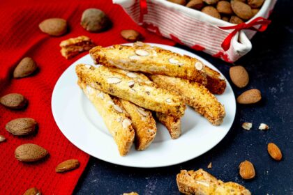 biscotti dl prato sul piatto mandorle sul tavolo