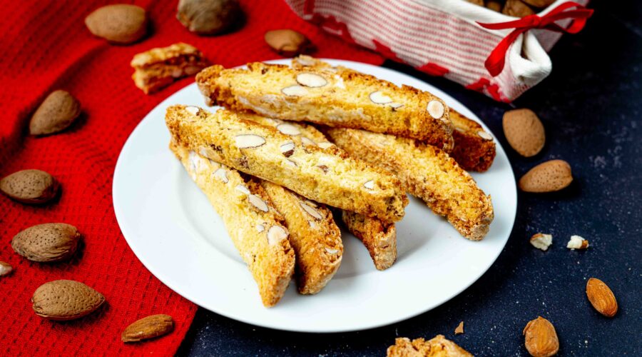 biscotti dl prato sul piatto mandorle sul tavolo