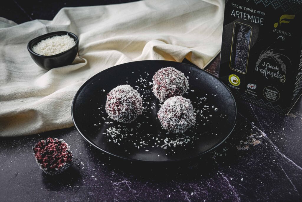 palline di riso nero con scatola del riso artemide nero