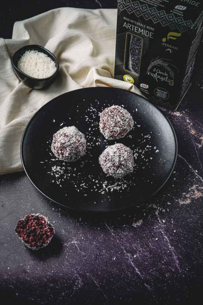 palline di riso dolci con scatola nera e contenitore di riso cocco