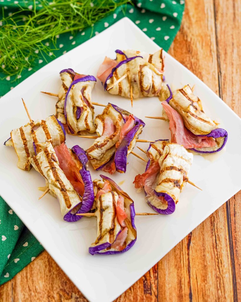 involtini di melanzane nel piatto bianco chiusi nello lo stecchino