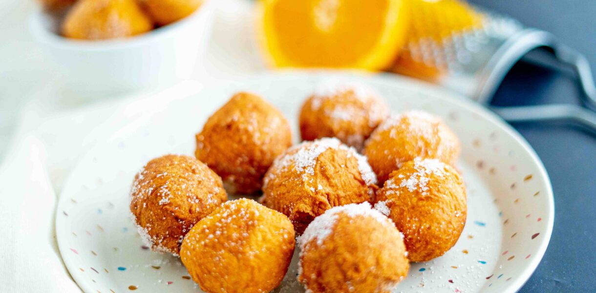 piatto con brugnoli di ricotta arancia e grattugia sul tavolo