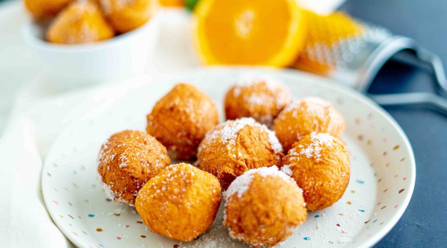 piatto con brugnoli di ricotta arancia e grattugia sul tavolo