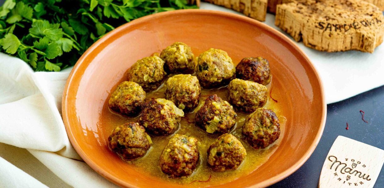 polpette allo zafferano in piatto con prezzemolo cipolle e mestoli