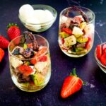 due bicchieri sul tavolo con fragole. dentro il bicchiere avocado polpo fragole e mozzarelline