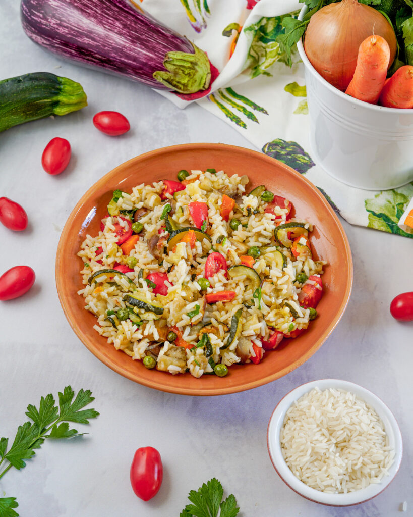 piatto di insalata di riso veggie