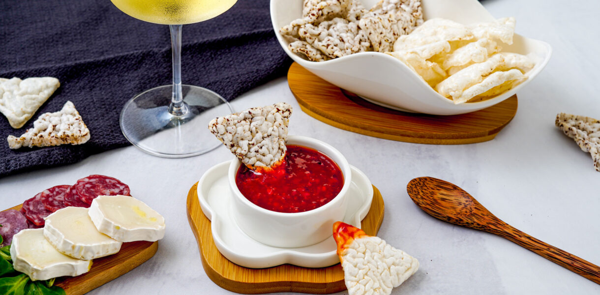 ciottola con salsa bicchiere di vino contenitore con nuvole angelo