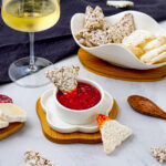 ciottola con salsa bicchiere di vino contenitore con nuvole angelo