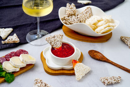 ciottola con salsa bicchiere di vino contenitore con nuvole angelo