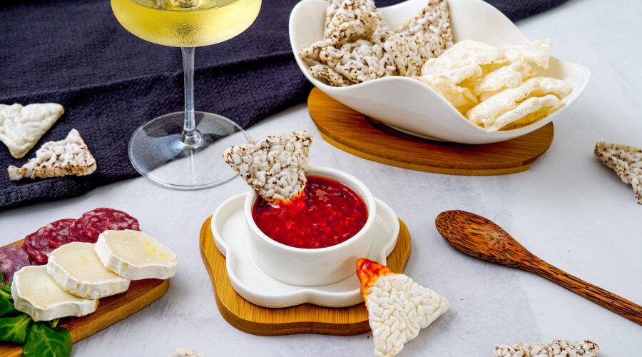 ciottola con salsa bicchiere di vino contenitore con nuvole angelo