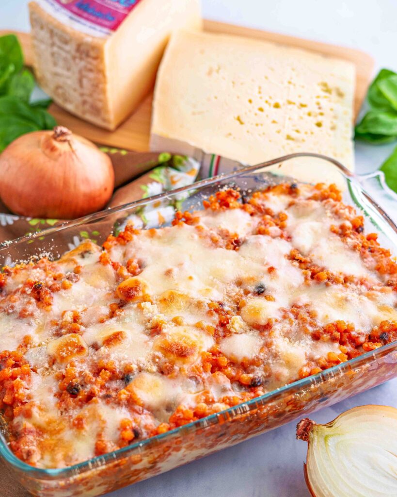 primo piano della teglia di fregola al forno detta succu instuvadu