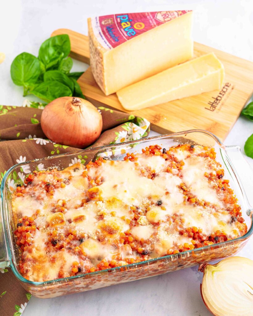 primo piano della teglia di fregola al forno detta succu instuvadu