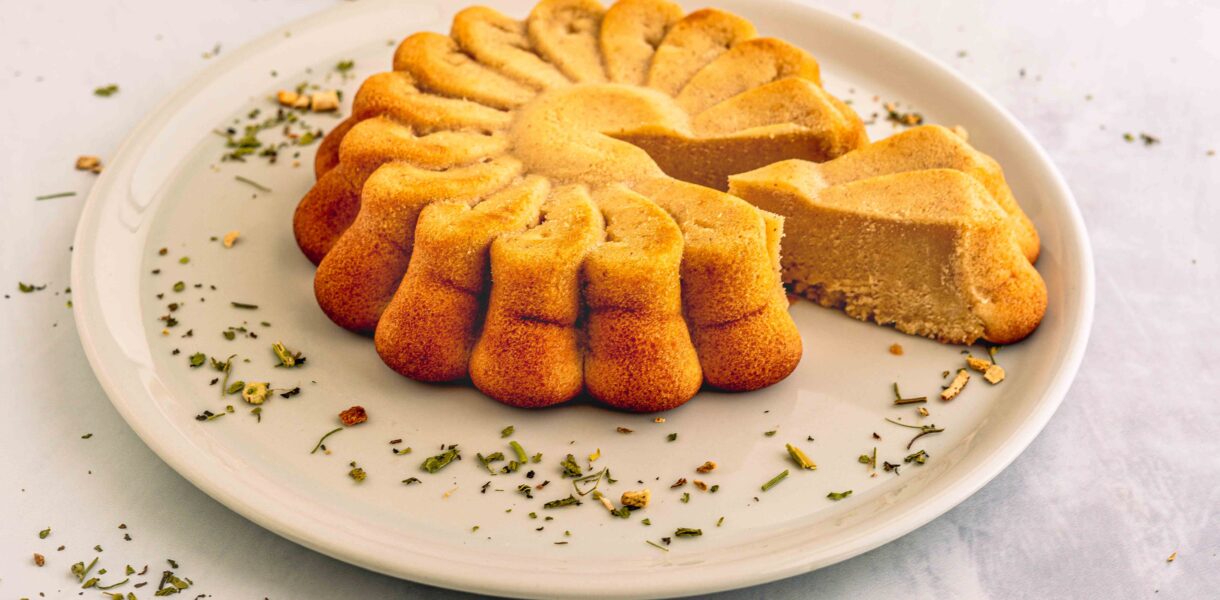 torta sul piatto bianco