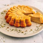 torta sul piatto bianco