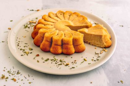 torta sul piatto bianco