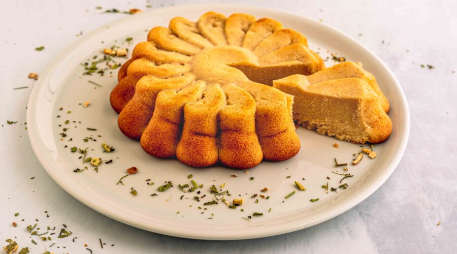 torta sul piatto bianco