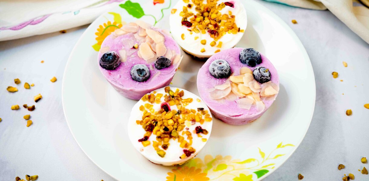 4 tortini nel piatto con yogurt mirtilli e pistacchi