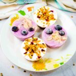 4 tortini nel piatto con yogurt mirtilli e pistacchi