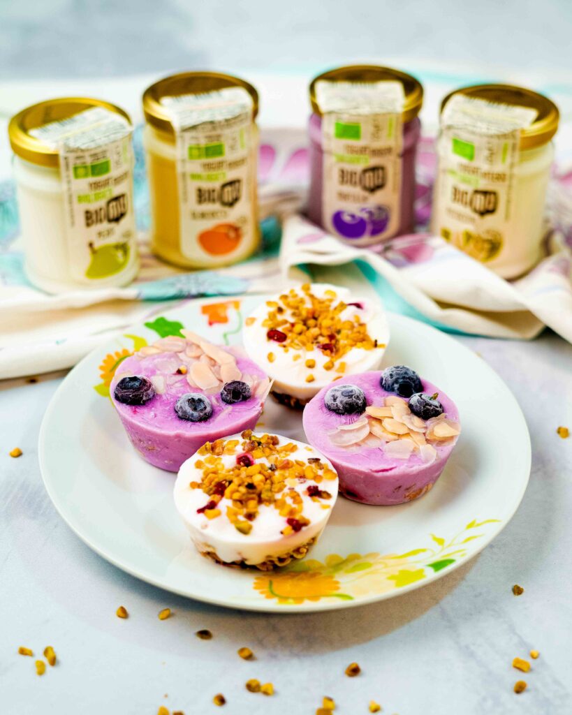 foto 4 vasetti di yogurt con piatto di tortini