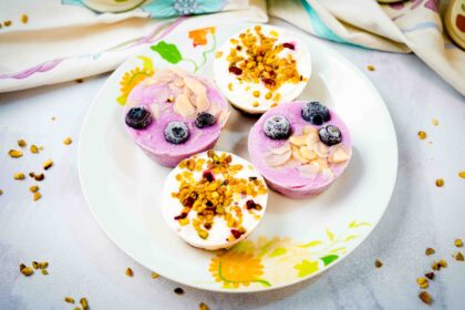 4 tortini nel piatto con yogurt mirtilli e pistacchi