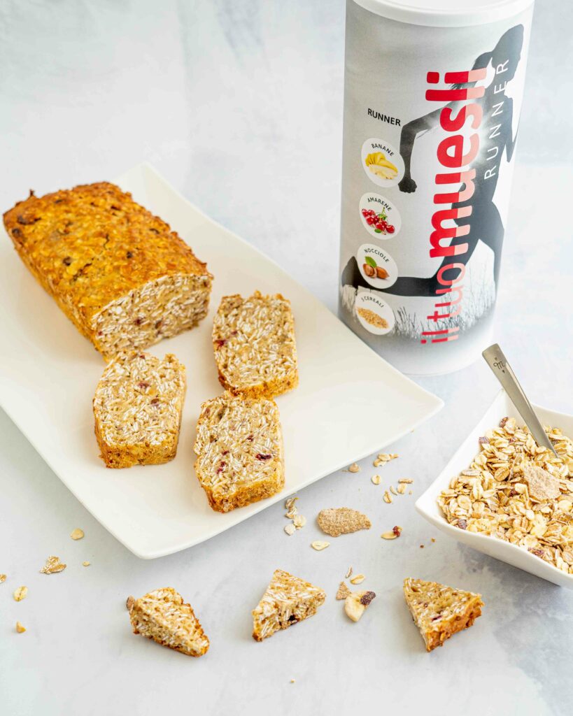 plumcake nel piatto con tubo di muesli