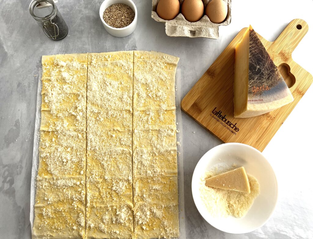 formaggio grattugiato nella sfoglia