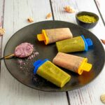 piatto nero con 4 ghiaccioli cucchiaio con taro, sul tavolo conchiglie e ciotola con matcha