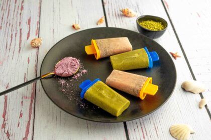 piatto nero con 4 ghiaccioli cucchiaio con taro, sul tavolo conchiglie e ciotola con matcha