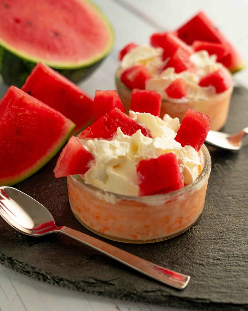 ciotole di semifreddo con fette di anguria e mezza anguria