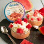 semifreddo nelle ciotole con fette di anguria nel tagliere nero e confezione di mascarpone