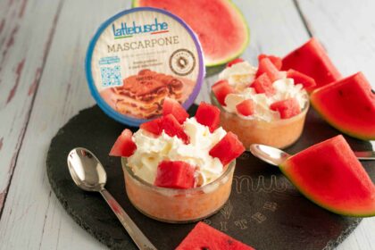 semifreddo nelle ciotole con fette di anguria nel tagliere nero e confezione di mascarpone