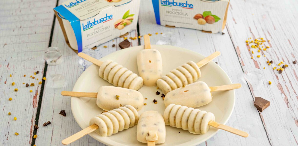 gelati sul piatto bianco sul tavolo con due confezioni di yogurt