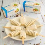 gelati sul piatto bianco sul tavolo con due confezioni di yogurt