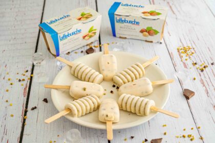 gelati sul piatto bianco sul tavolo con due confezioni di yogurt