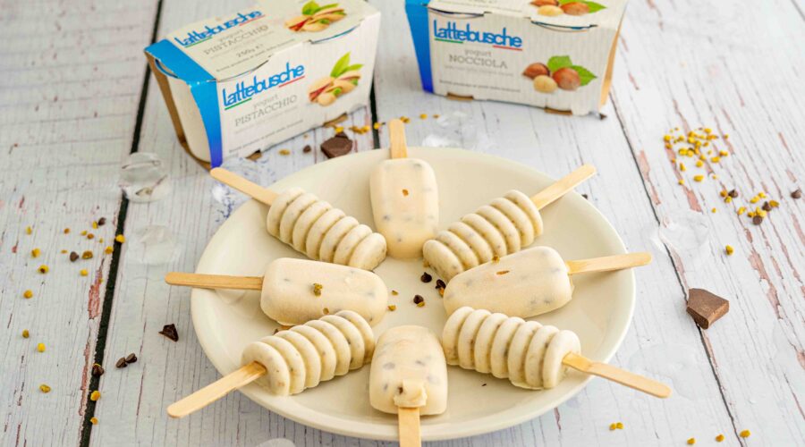 gelati sul piatto bianco sul tavolo con due confezioni di yogurt