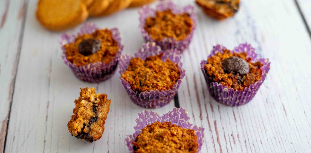 muffin sul tavolo con fette biscottate