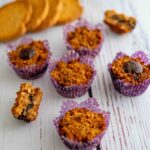 muffin sul tavolo con fette biscottate