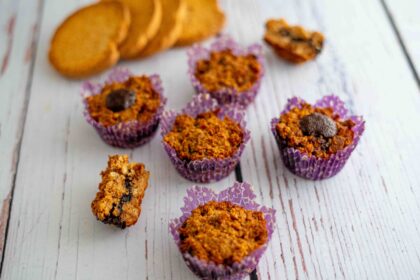 muffin sul tavolo con fette biscottate